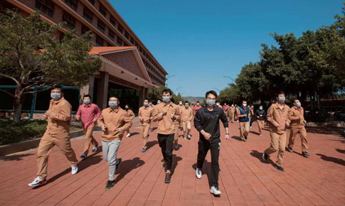 组织“跑在阳光下，，，，，跑进康健里”体育活动